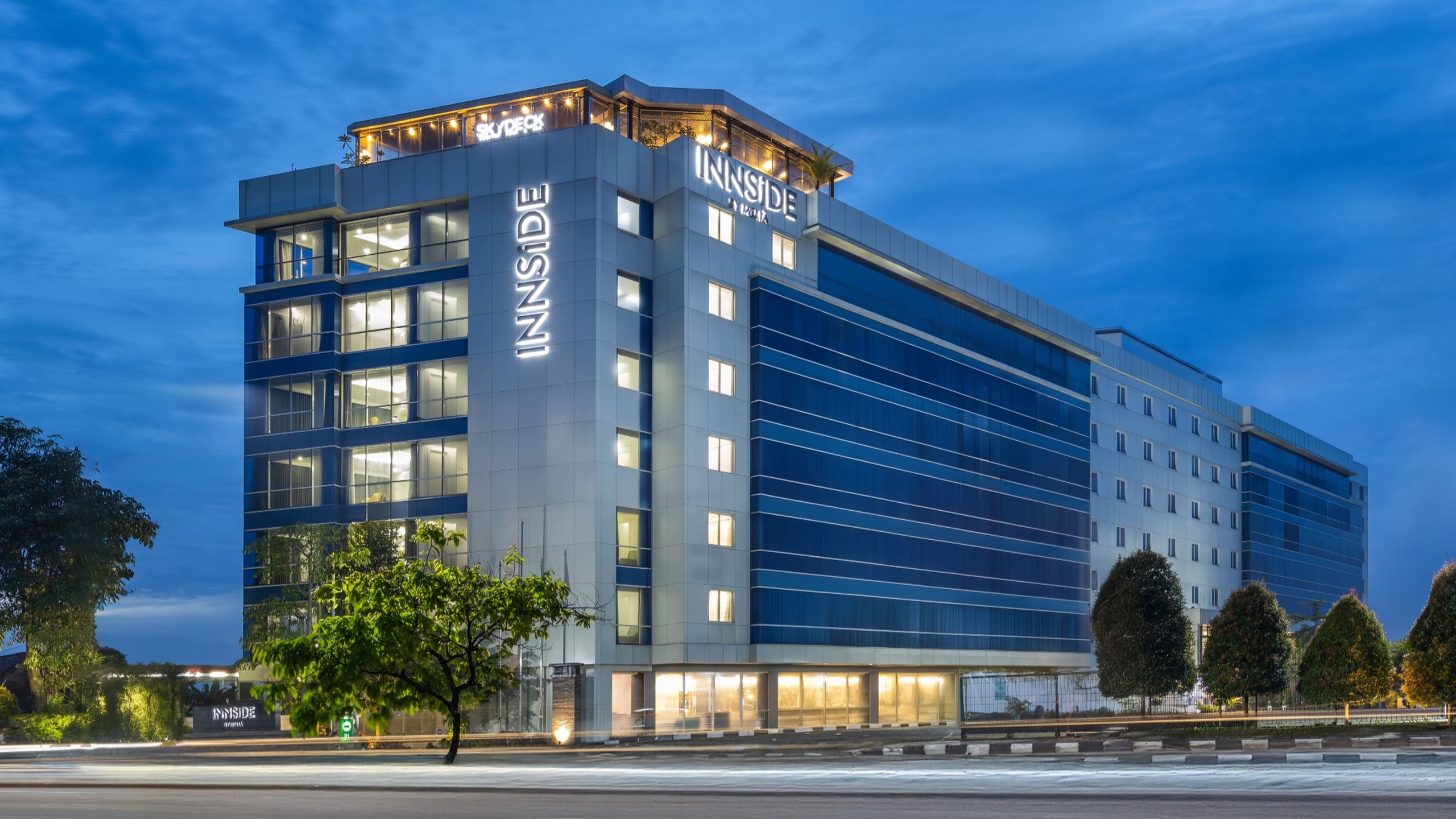 Home facade night 2560x1440